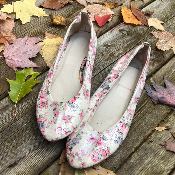 Forever 21 Shoes - Forever 21 floral flats size 8 sequins